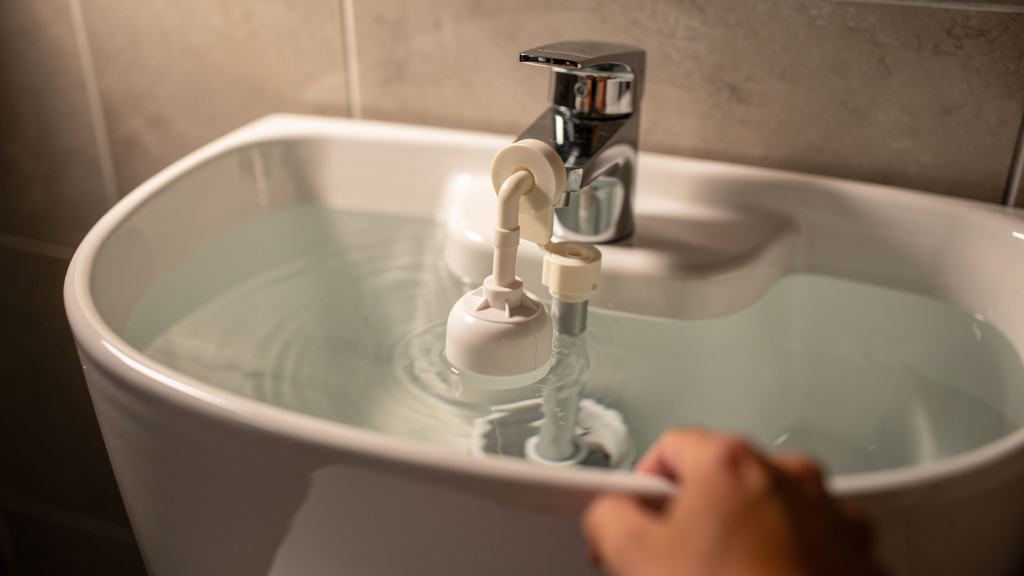 Réglage manuel du flotteur dans un réservoir de toilettes