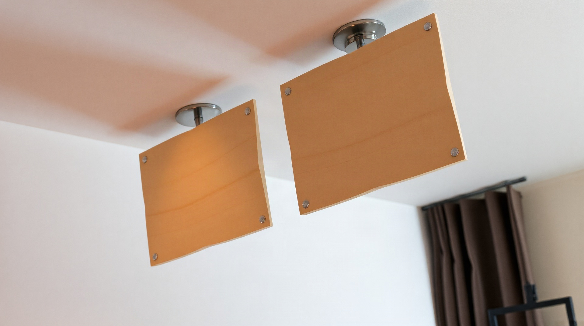 Plaques de plâtre BA13 vissées sur une ossature métallique au plafond