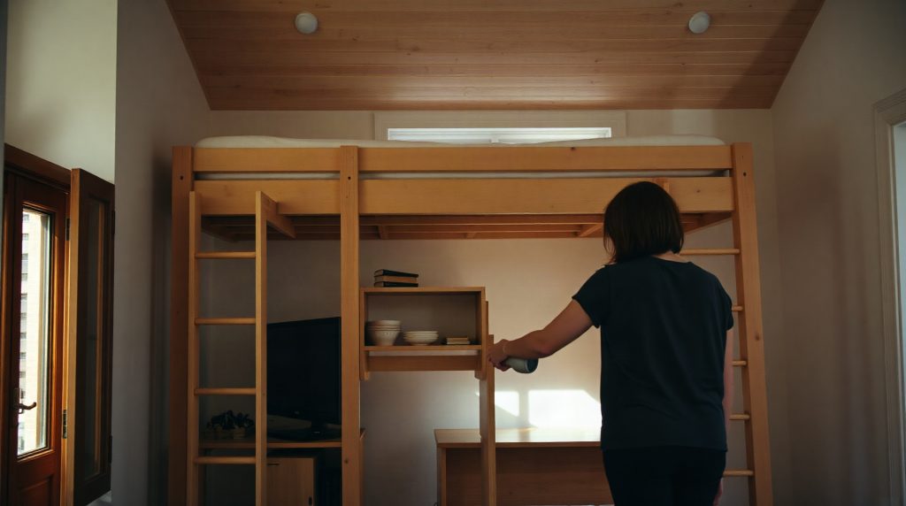 Studio de 25m2 aménagé avec lit mezzanine et étagères murales
